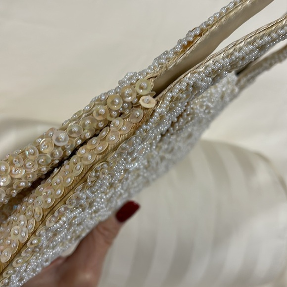 VINTAGE 1960’s LA REGALE IVORY IRIDESCENT & WHITE PEARL FULLY BEADED EVENING BAG - Picture 9 of 12